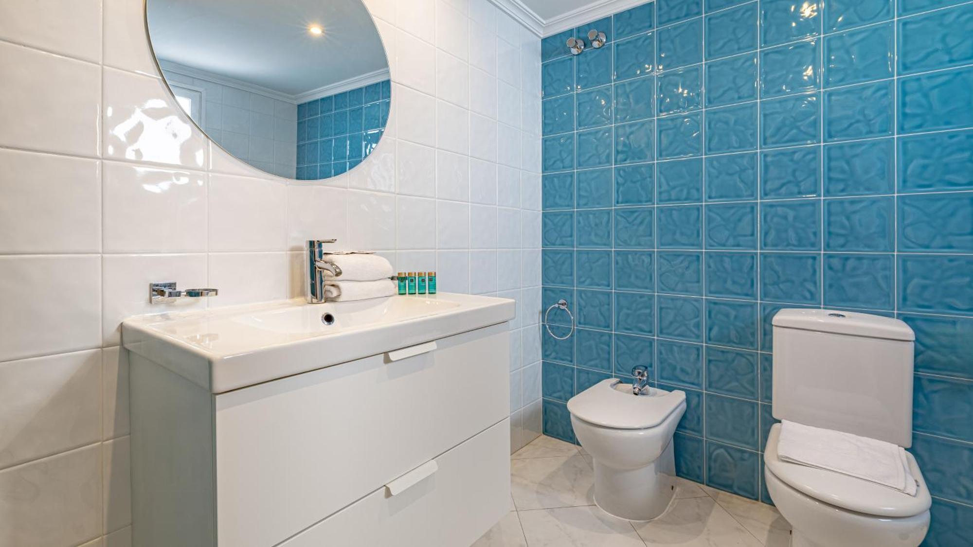 Vacation I Sea Views, 24-7 Security, Parking, Walk To Everything In Luxurious Puerto Banus * Marbella